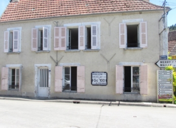 Maison de village de Type 5 à rénover à CHATEL CENSOIR