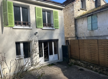 TONNERRE - Maison de ville T4 avec jardin suspendu &agrave; deux pas de la Fosse Dionne !